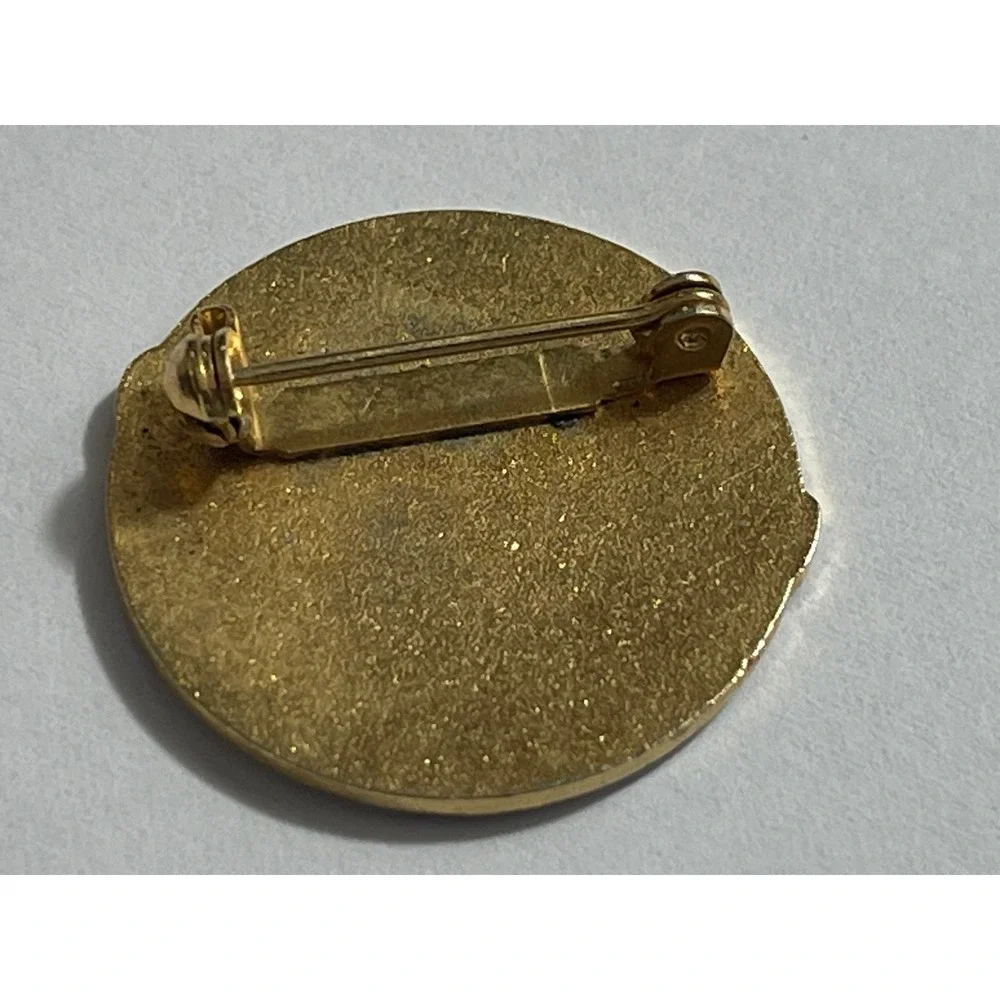 Richmond Girls Softball Pin Vintage Enamel‎ Lapel Hat Bag Jacket Award 00795
